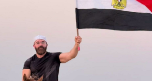 مدرب لياقة أثارت قصته الجدل: "امنعوني من رفع علم مصر في سقارة".. ويطالب بإيضاح رسمي