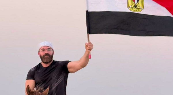 مدرب لياقة أثارت قصته الجدل: "امنعوني من رفع علم مصر في سقارة".. ويطالب بإيضاح رسمي